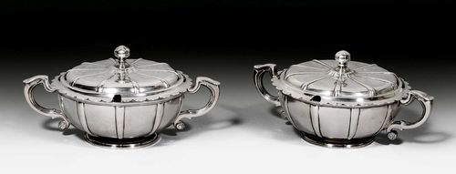 PAIR OF TUREENS AND COVERS, London 1732/33.Maker's mark: Edward Cornock. Total weight: 1605 g.