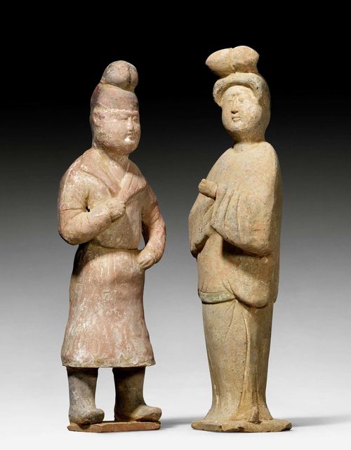 TWO POTTERY FIGURES OF A COURT LADY AND A COURTIER. China, Tang dynasty, height 40 und 41.5 cm. Traces of paint. Hand of the lady glued. (2)