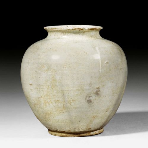 A WHITE GLAZED GLOBULAR VASE. China, Song dynasty, height 21.5 cm.