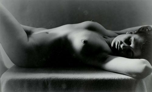 EROTICA - Auradon, Jean-Marie (1887-1958). Weiblicher Akt. Original-Photographie. Silbergelatine-Abzug auf festem Trägerkarton mont. Vintage. Photographenstempel. [1937]. 18,8 x 30, 8 cm.