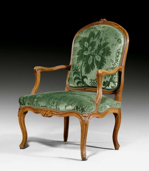 FAUTEUIL "A LA REINE", Louis XV, Paris, circa 1760. Shaped and finely carved beech with flowers, leaves and decorative frieze. Green silk velour cover with flowers, leaves and decorative nailwork. 64.5x59x41x101 cm.