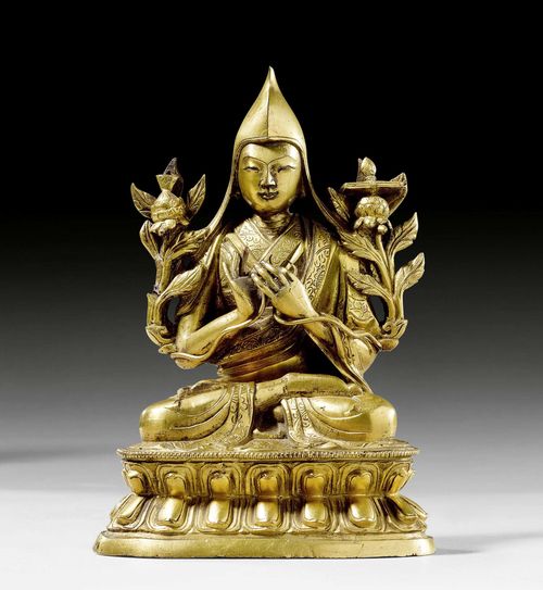 A GILT BRONZE FIGURE OF TSONGKHAPA. Tibeto-chinese, 18th c. Height 16.5 cm. Sword blade lost.