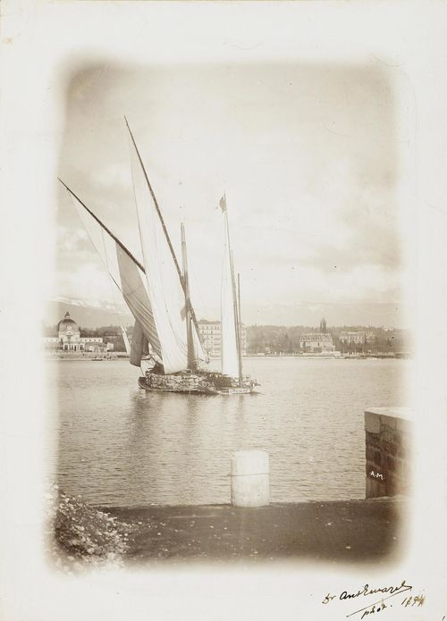 GENFERSEE - Mazel, Antoine (1864-1943). Segelschiffe. 2 (davon 1 sign. u. dat.) Original-Photographien. Patinotypien. Vintages. Genf, wohl 1891. Je ca. 23 x 16,5 cm (Hoch- und Querformat). Mit einbelichtetem Monogramm. Je auf Trägerkarton mont., davon 1 mit mont. Studio-Etiketten verso.