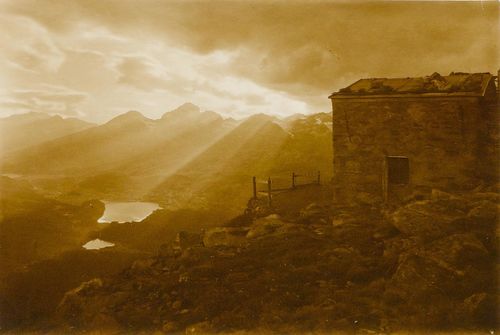 GRAUBÜNDEN - Pontresina - Steiner, Albert (1877-1965). "Die Schafberghütte ob Pontresina wo Segantini starb". Original-Photographie. Getönter Silbergelatine-Abzug. Vintage. 16,2 x 22,3 cm. Um 1927. Auf Trägerkarton mont. Gerahmt.