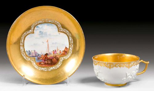 TASSE UND UNTERTASSE MIT RELIEFBLUMEN UND KAUFFAHRTEISZENEN, Meissen, um 1740.