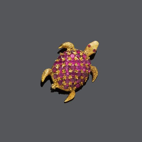 RUBY AND GOLD TURTLE BROOCH,  ca. 1950.