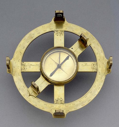 A HOLLAND CIRCLE, France, circa 1740. Sign. LE MAIRE FILS PARIS. Engraved brass. Base with large central compass, windrose and directions, 2 sights. Rotating alidade with another 2 sights. Ball-and-socket joint. D ca. 19 cm.