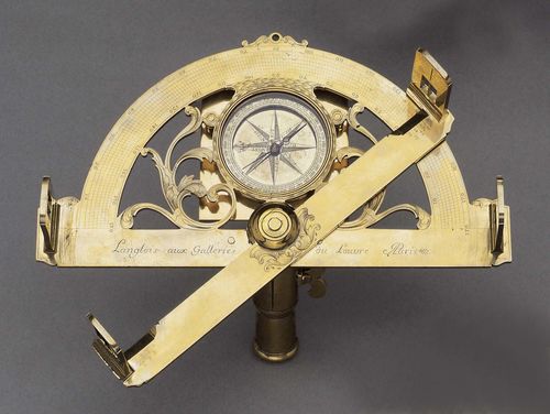 A BRASS GRAPHOMETER, circa 1740. Sign. LANGLOIS AUX GALLERIES DU LOUVRE PARIS. The protractor engraved with 2 grade scales 0-180. Central compass box with wind rose, directions, blued-steel needle and graduated around the edge. Base and alidades with upright sights, ball for ball-and-socket mounting, H 18.5 cm.