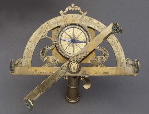 A BRASS GRAPHOMETER, early 18th sign. SAUTOUT CHOISY PARIS. The protractor engraved with 2 grade scales 0-180. Central compass box with wind rose, orientation and graduated around the edge. Base and alidades with upright sights, ball for ball-and-socket mounting. On wooden plinth. H ca. 17 cm.
