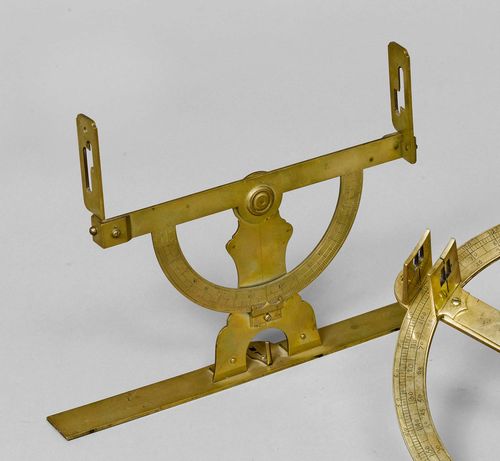 A LOT OF 2 SURVEYING INSTRUMENTS, possibly France, 19th c. Brass. Distance between sights 20 cm; resp. H 17 cm.