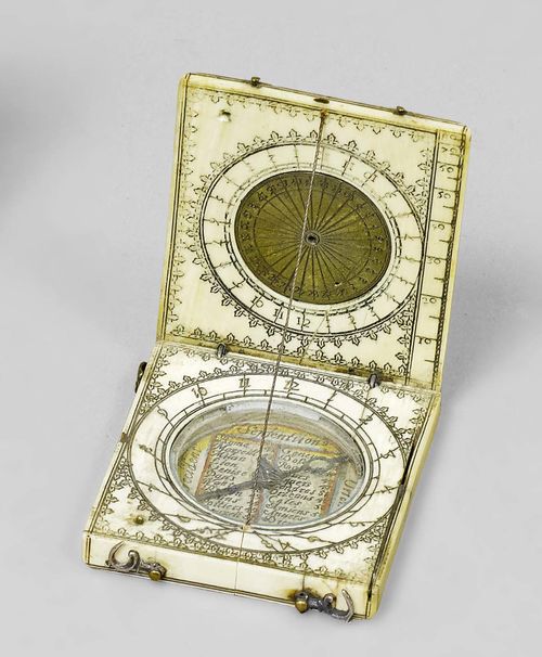 A SMALL DIPTYCH SUNDIAL, France, possibly Dieppe, circa 1670. Ivory with blackened engravings, brass. Base (inner face) with compass surrounded by hour scale 4-12-8. String gnomon. Closed 4.7x5.5x1.1 cm. Cracks.