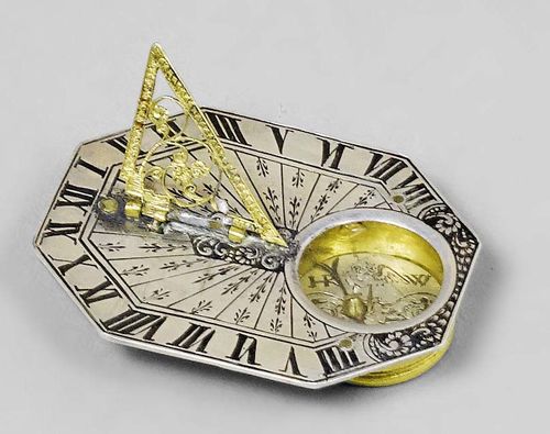 A SMALL HORIZONTAL SUNDIAL IN CASE, Paris, circa 1630. Silver and gilt bronze. Verso sign. JAQUES SIMON A PARIS, openwork gnomon. In with black leather covered wooden case, 5x4.5x2 cm.