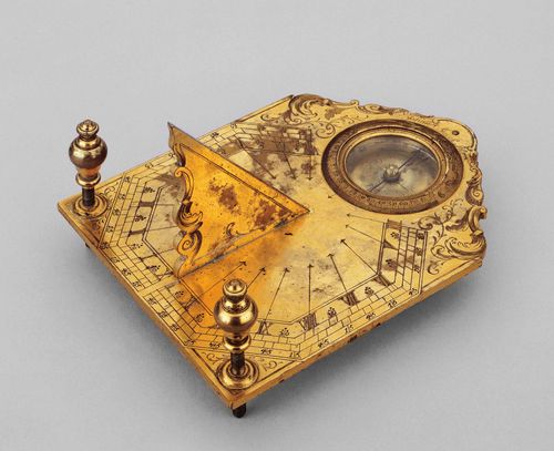 A HORIZONTAL SUNDIAL, Germany, circa 1730. Gilt bronze with engraved hours and floral decor, sign. JOHANN JACOB SOLMS. 15.5x11.7xca. 8.5 cm. Rubbed in places.