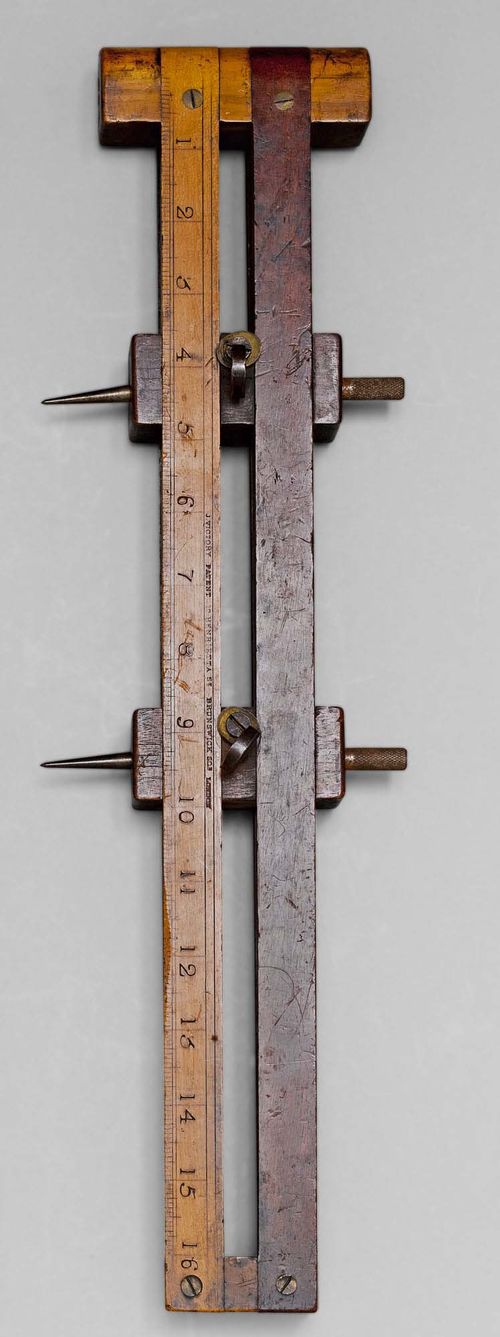 A LARGE WOOD AND IRON BEAM COMPASS, England, 19th c. Inscribed J. VICTORY PATENT... LONDON. L 44 cm.