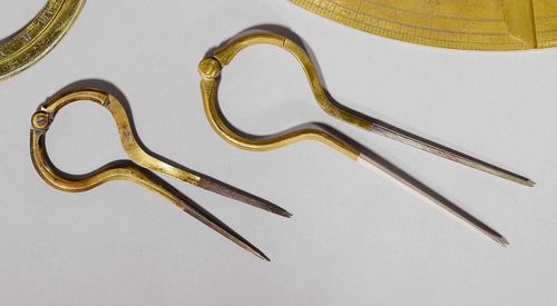 A LOT OF 2 SINGLE-HANDED DIVIDERS, France and England, 19th c. Brass with steel point. L 20 resp. 15.5 cm.