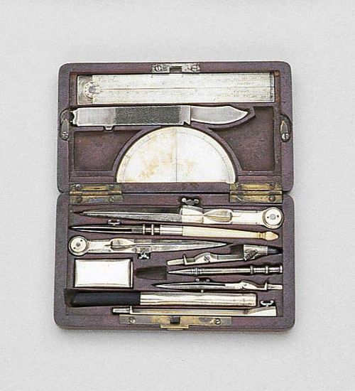 A SMALL DRAWING SET IN MAHOGANY CASE, France, 18th c. Instruments of silver, steel and ivory. Case with inlaid coat of arms flanked by eagles, 10.5x6x2 cm.