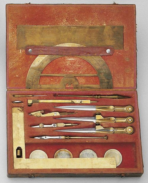 A DRAWING SET, Germany, 19th c. Various instruments of brass, steel, mahogany and bone in with black leather covered case, 23x15x4 cm.