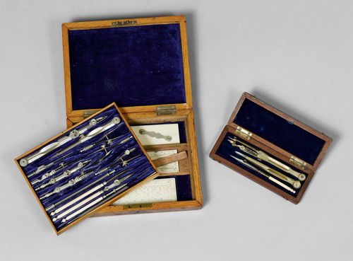 A LOT OF 2 DRAWING SETS, England resp. France, 19th c. Instruments of brass and steel. In mahogany casket, 20.5x16x4.5 cm. And small mahogany case containing various instruments including compasses sign. DESIRÉ LEBRUN BREVETÉ. 16x6x2 cm.