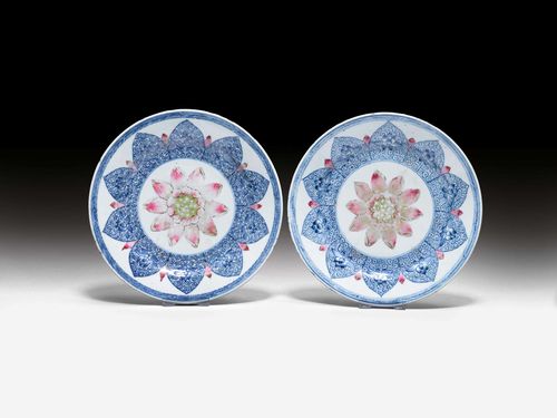 PAIR OF LOTUS DISHES.China, 18th c. D 22.8 cm. The decoration consists of lotus flowers and buds in the well and the surrounding wreath. Underglaze blue and enamel colours in pink, light green and white. (2)