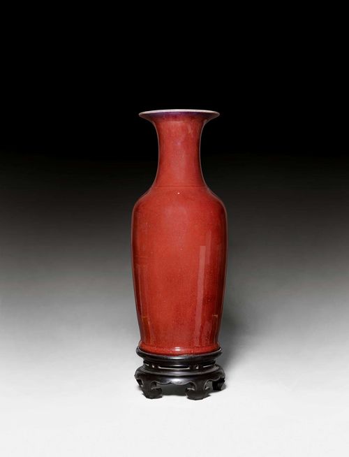 SANG DE BOEUF FLOOR VASE.China, 19th c. H 57 cm Baluster form with rich dark red glaze. Wooden stand.