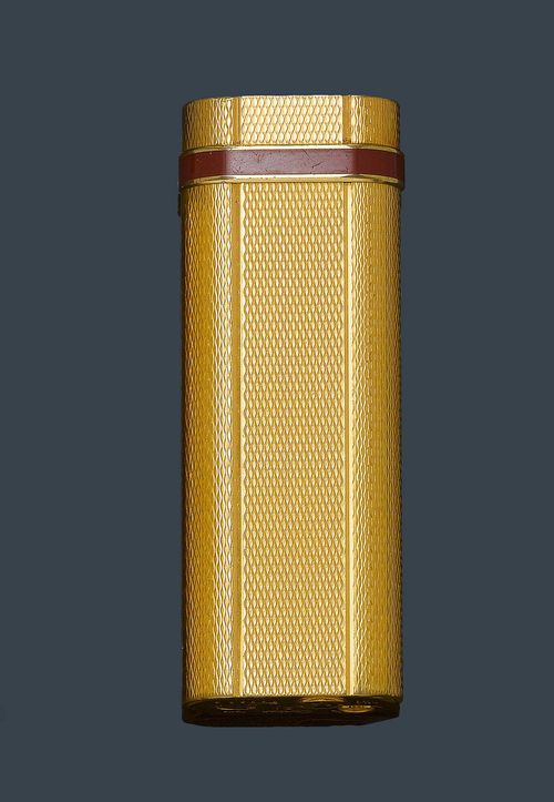 GOLD AND LACQUER LIGHTER CARTIER. Gold plated. Cylindrical gas