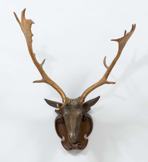 DEER HEAD WITH ANTLERS, 19th century. Carved wood. 80 x 110 cm.