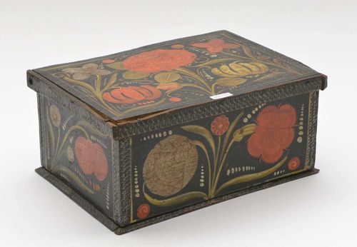 PAINTED BOX, Switzerland, 19th century. Rectangular wooden body with hinged cover. Black paint with floral decoration. 28.5x21x13 cm.