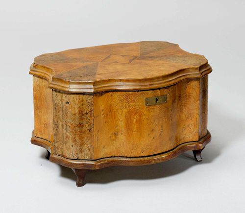 A SMALL CASKET, Louis Philippe, 19th century. Maple and burlwood. Inside lined with brown velvet. 30x22.5x18 cm. 1 key. Cracks in veneer.