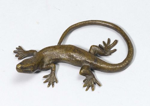 SMALL LIZARD,ca. 1900. Bronze. The head turned slightly upwards.  L 13 cm.