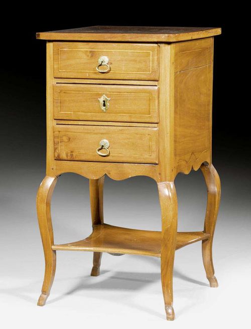 GUERIDON, Louis XV, Bern, 18th century. Walnut, burlwood and local fruitwoods in veneer and inlaid with reserves and fillets. With 3 drawers at the front, partly replaced bronze mounts and drop handles. Freestanding. 41x41x76 cm.