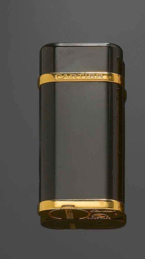 LIGHTER CARTIER. Gas lighter with black lacquered sides base and