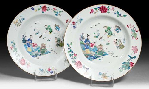 PAIR OF LARGE FAMILLE ROSE PLATES.China, Qianlong period, D 32 cm. Finely painted with peasant family catching fish. Brown edge. Minor rubbing. (2)