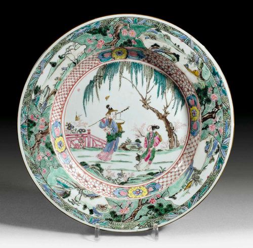 PAIR OF PLATES.China, Qianlong period, D 22.6 cm. Depicting two ladies greeting. Famille rose decoration.
