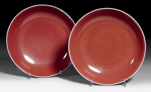 PAIR OF ROUND BOWLS.China, Qianlong mark and from the period, D 18 cm. Liver-red glaze. Underglaze blue six sign mark Qianlong in double ring. A repaired break