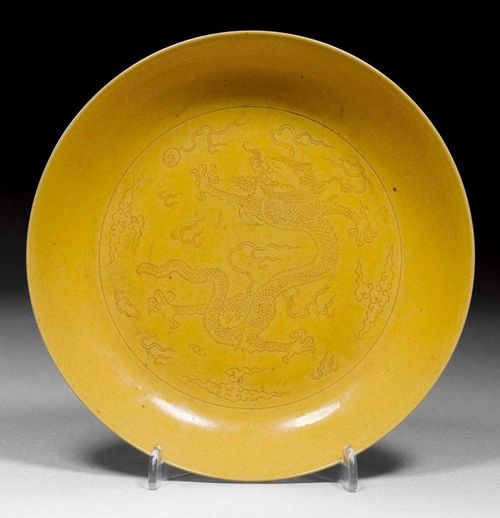 YELLOW BOWL.China, Jiaqing mark and from the period, D 17.5 cm. Inside with engraved decoration of a dragon amongst clouds. Two dragons on the outside. Six sign mark Jiaqing.