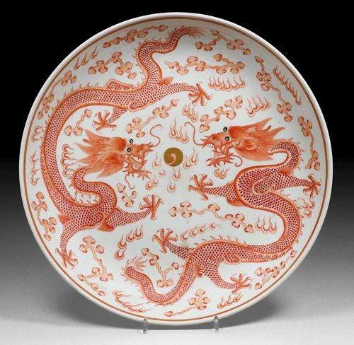 LARGE ROUND BOWL.China, Guangxu-mark and from the period, D 33.5 cm. Two iron red dragons with golden pearl. Iron red Guangxu mark.