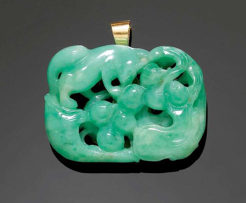 JADEITE PENDANT WITH CHAIN, ca. 1950. Chain rosé gold 750, 113g and ...