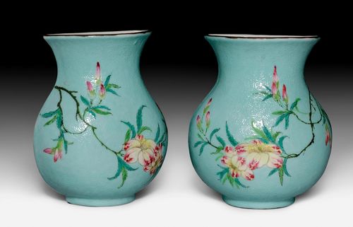 A PAIR OF FAMILLE ROSE WALL VASES OF BULBOUS BALUSTER FORM WITH PEACH BLOSSOMS ON A TURQUOISE SGRAFFITO GROUND. China, 20th c. Height 12.6 cm. (2)