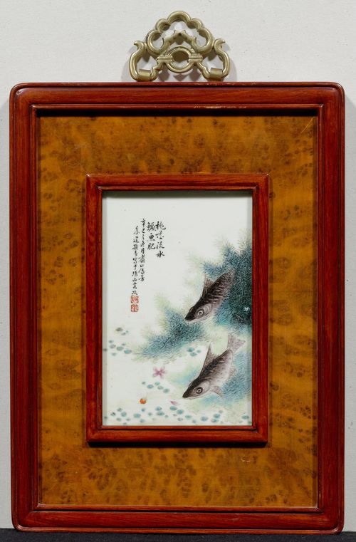 FOUR POLYCHROME ENAMEL PORCELAIN PICTURES WITH VARIOUS WATER CREATURES, AND AN INSCRIPTION WITH A SEAL. China, 19x12.5 cm. Framed. (4)