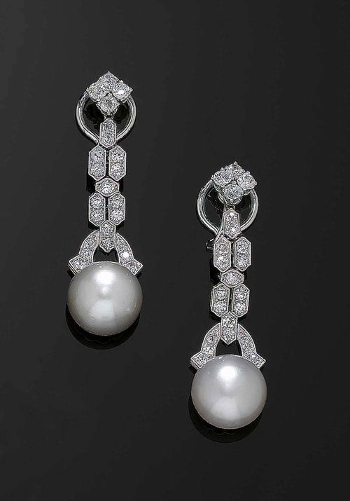 PEARL AND DIAMOND PENDANT EARRINGS, ca. 1920. Platinum. Elegant clip ...