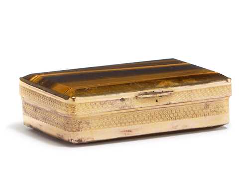 SMALL AGATE BOX WITH GILT MOUNT