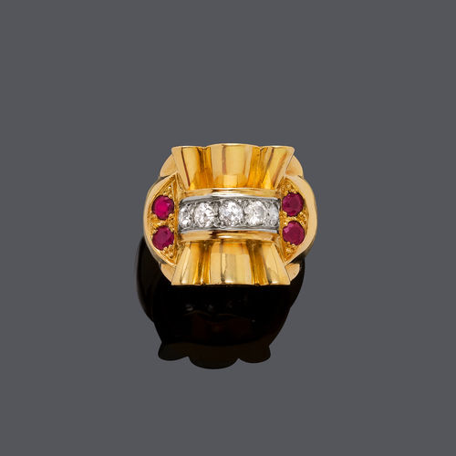 DIAMOND AND RUBY GOLD RING, ca. 1940.