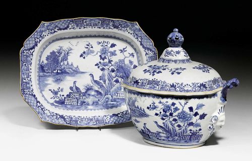 AN UNDERGLAZE BLUE TUREEN, COVER AND STAND. China, export for Europe, 18th century, length (stand) 38 cm. One corner of the stand glued.
