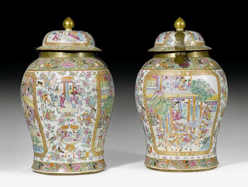 A PAIR OF FAMILLE ROSE-VASES AND COVER DECORATED IN CANTON-STYLE. China, around 1800, height 65 cm. Knobs minorly chipped