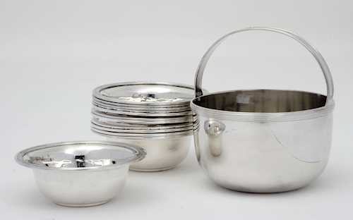 LOT COMPRISING AN ICE BUCKET AND 12 FINGER BOWLS.
