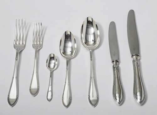 A SET OF CUTLERY FOR 8 PEOPLE