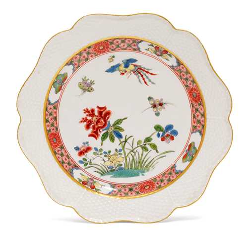 PLATE WITH FAMILLE VERTE DECORATION