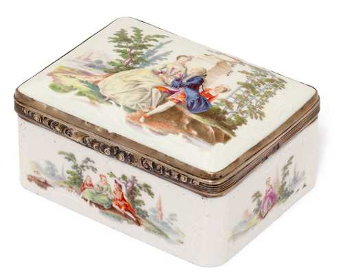 PORCELAIN TABATIERE WITH  WATTEAU PAINTING