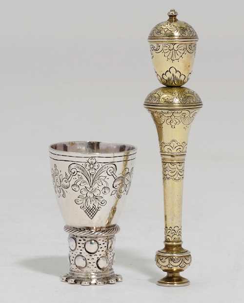 LOT COMPRISING A MINIATURE CUP AND SILVER-GILT TRAVEL SPICE BOXES
