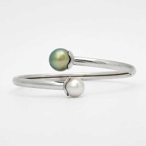 PEARL AND GOLD BANGLE.